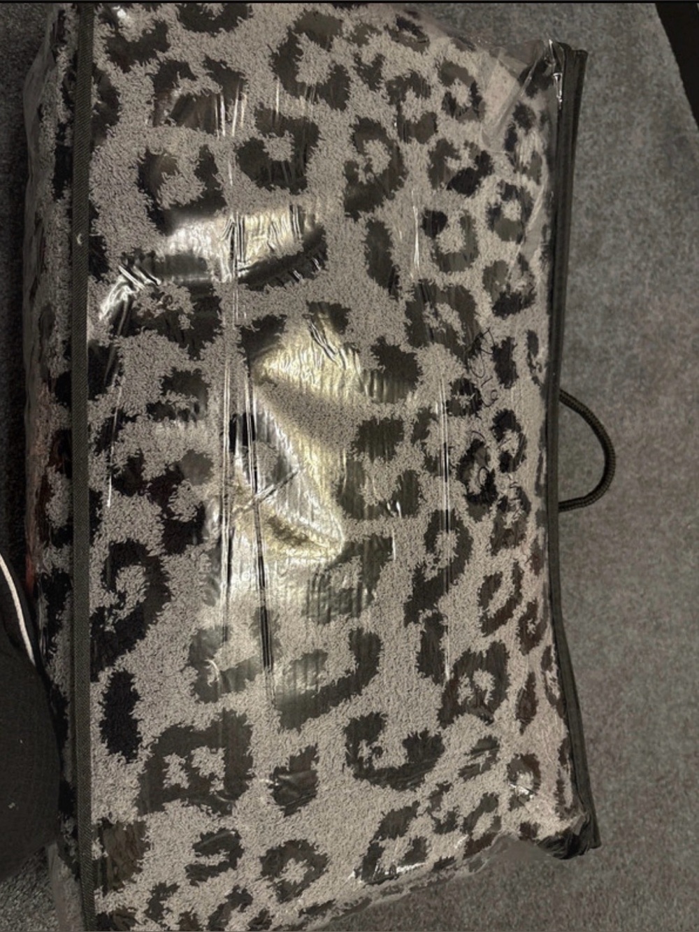 Gray Leopard Print blanket - Stylish Animal-Print Carryall